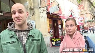Парочка туристов потрахалась на виду у прохожих на большой кровати